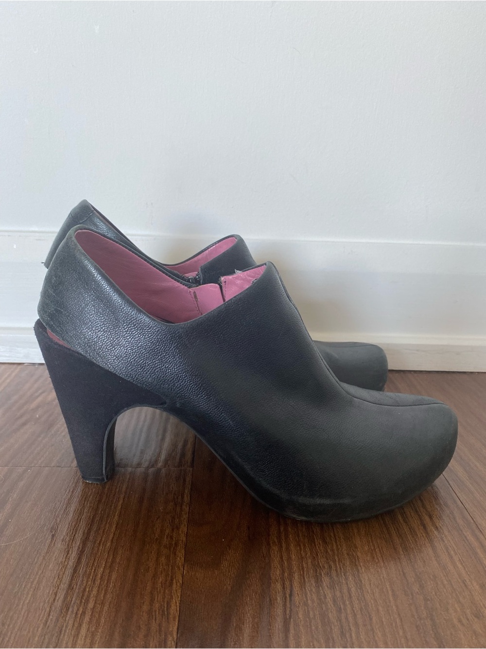 Tsubo Black Leather High-Heel Ankle Booties